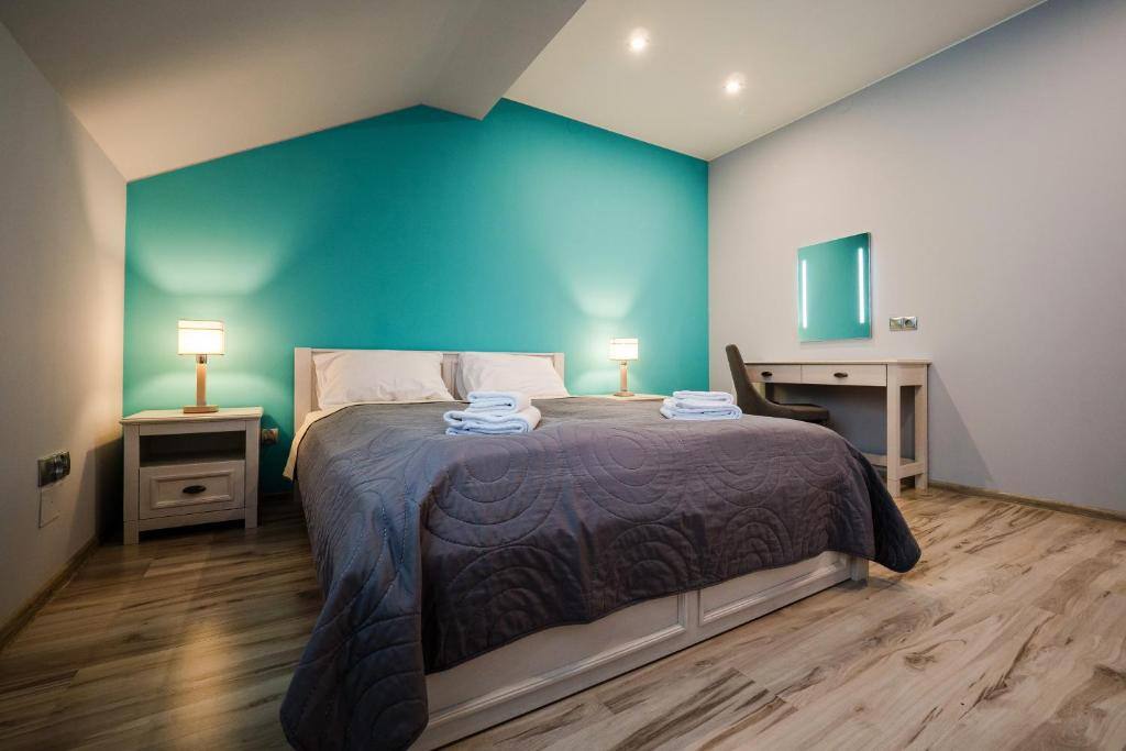 Spacious Extrans room with a double bed
